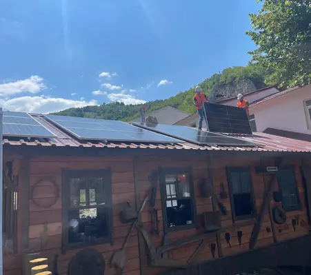 Giresun Yavuzkemal'de 13.8 KWp Gücünde Hibrit Çatı GES