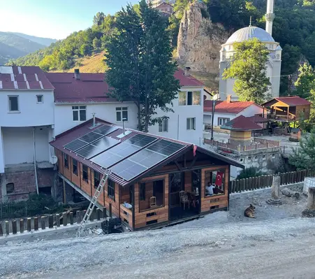 Giresun Yavuzkemal'de 13.8 KWp Gücünde Hibrit Çatı GES
