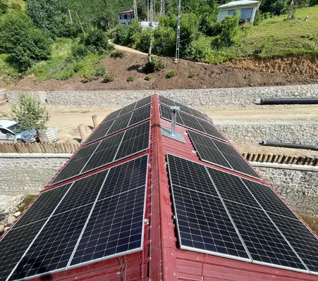 Giresun Yavuzkemal'de 13.8 KWp Gücünde Hibrit Çatı GES